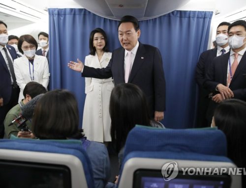 尹대통령 부부, 기내서 깜짝 등장…김여사, 언론에 첫 인사