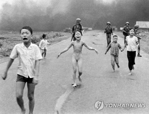 베트남전 ‘불붙은 옷 벗어던진 채 울던 소녀’ 50년 후…