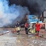 “이란 항구 폭발, 최고지도자 연계 재단 소유 컨테이너서 시작”