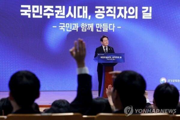 李대통령 “공직자는 청렴해야…돈은 천사 모습을 한 마귀”