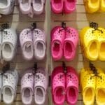 소비자들 변심?…’어글리 슈즈’ 크록스 주가 30% 급락