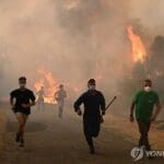 불타는 남유럽…산불 확산에 주민·관광객 수천명 대피