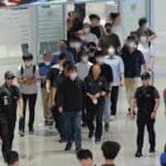“돌아왔다! 자유다!” 외친 근로자들…박수와 환호성 터진 귀국 현장