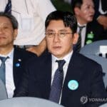 13시간 경찰 첫 조사 방시혁, 경호원 둘러싸여 귀가